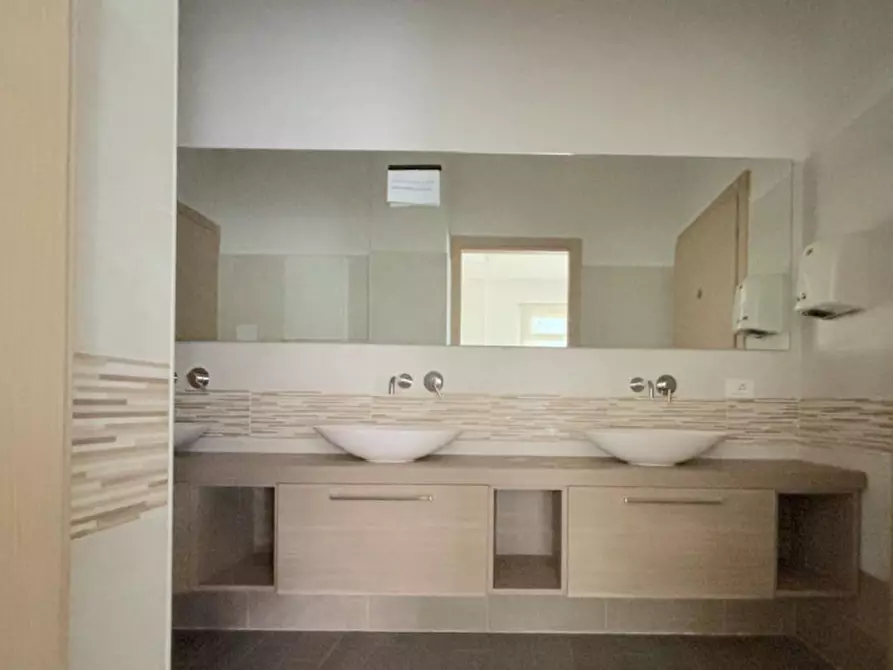 Immagine 1 di Negozio in vendita  in via Caduti di Nassirya, N. 7 a Montegrotto Terme