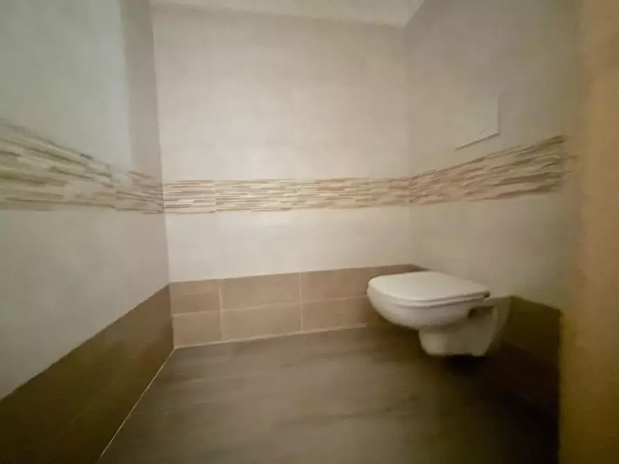 Immagine 8 di Negozio in vendita  in via Caduti di Nassirya, N. 7 a Montegrotto Terme