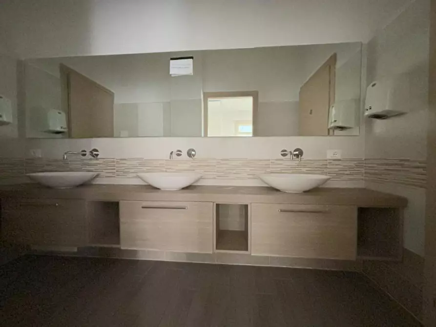 Immagine 9 di Negozio in vendita  in via Caduti di Nassirya, N. 7 a Montegrotto Terme