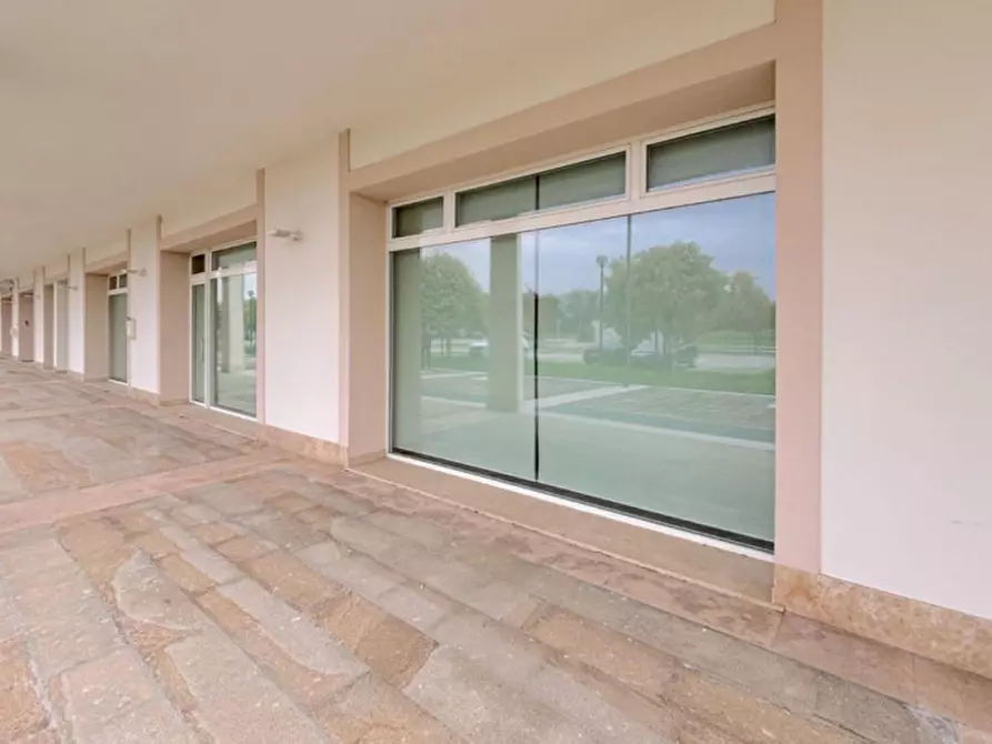 Immagine 10 di Negozio in vendita  in via Caduti di Nassirya, N. 7 a Montegrotto Terme