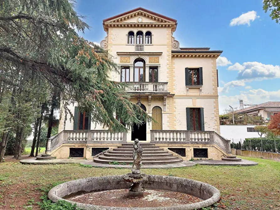Immagine 1 di Villa in vendita  in Viale Cairoli, N. 103 a Treviso