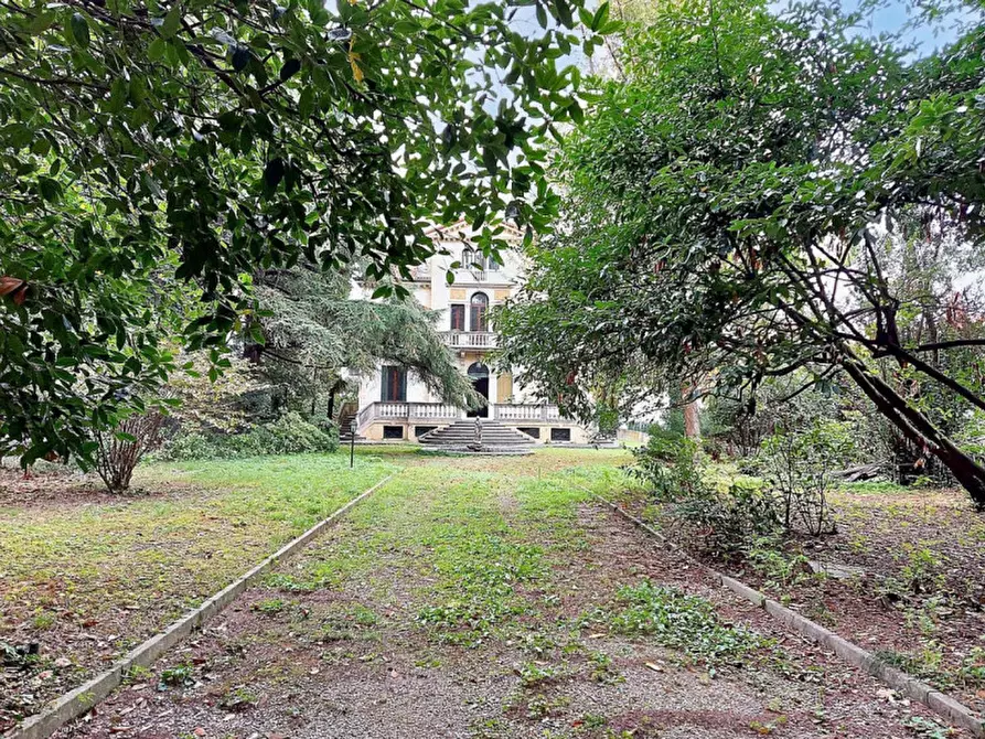 Immagine 27 di Villa in vendita  in Viale Cairoli, N. 103 a Treviso