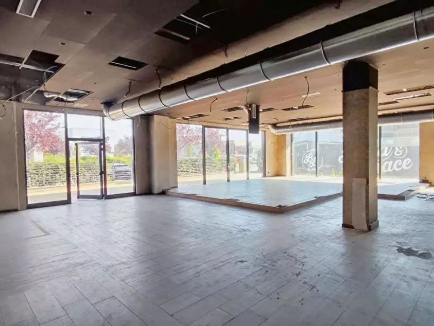 Immagine 2 di Negozio in vendita  in Via Pola, N. snc a Verano Brianza