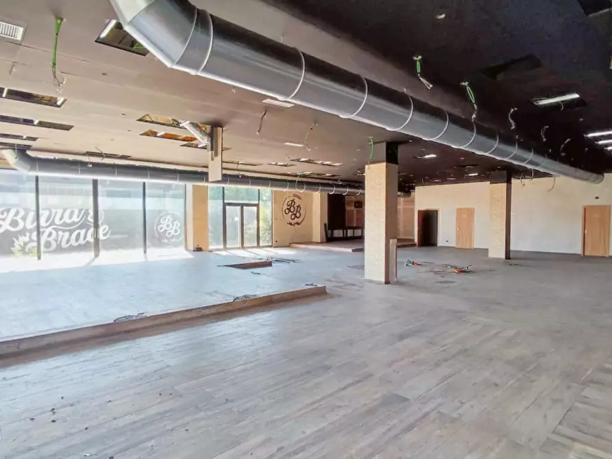 Immagine 3 di Negozio in vendita  in Via Pola, N. snc a Verano Brianza