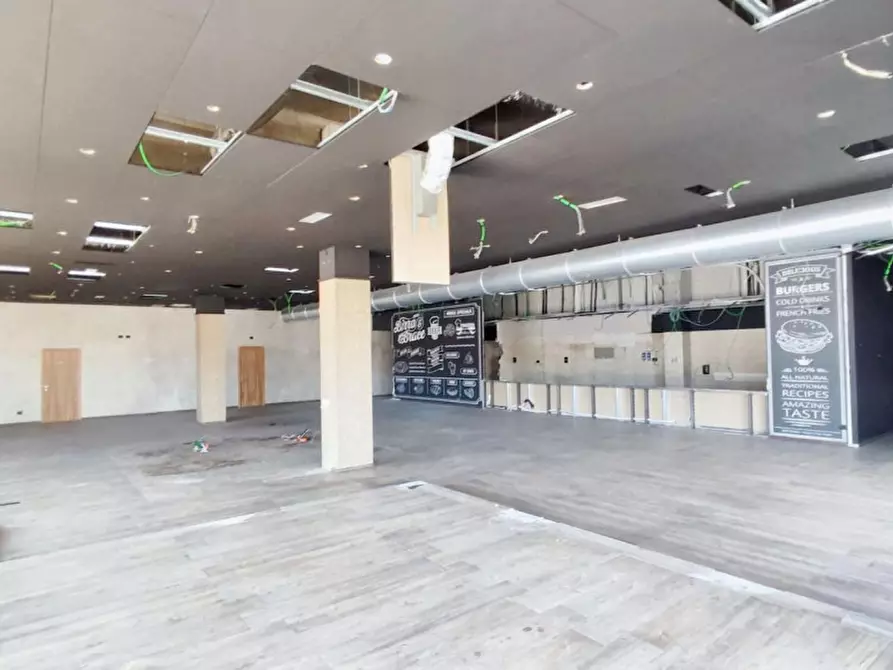 Immagine 4 di Negozio in vendita  in Via Pola, N. snc a Verano Brianza