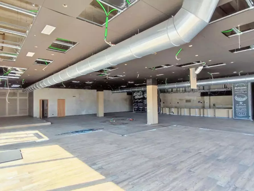 Immagine 5 di Negozio in vendita  in Via Pola, N. snc a Verano Brianza