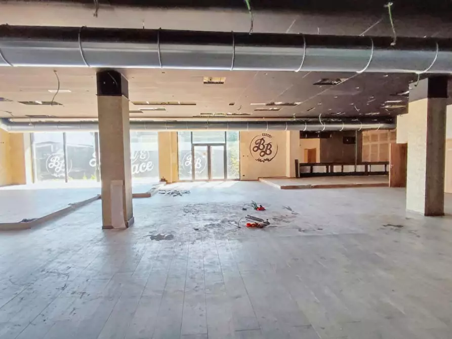 Immagine 6 di Negozio in vendita  in Via Pola, N. snc a Verano Brianza