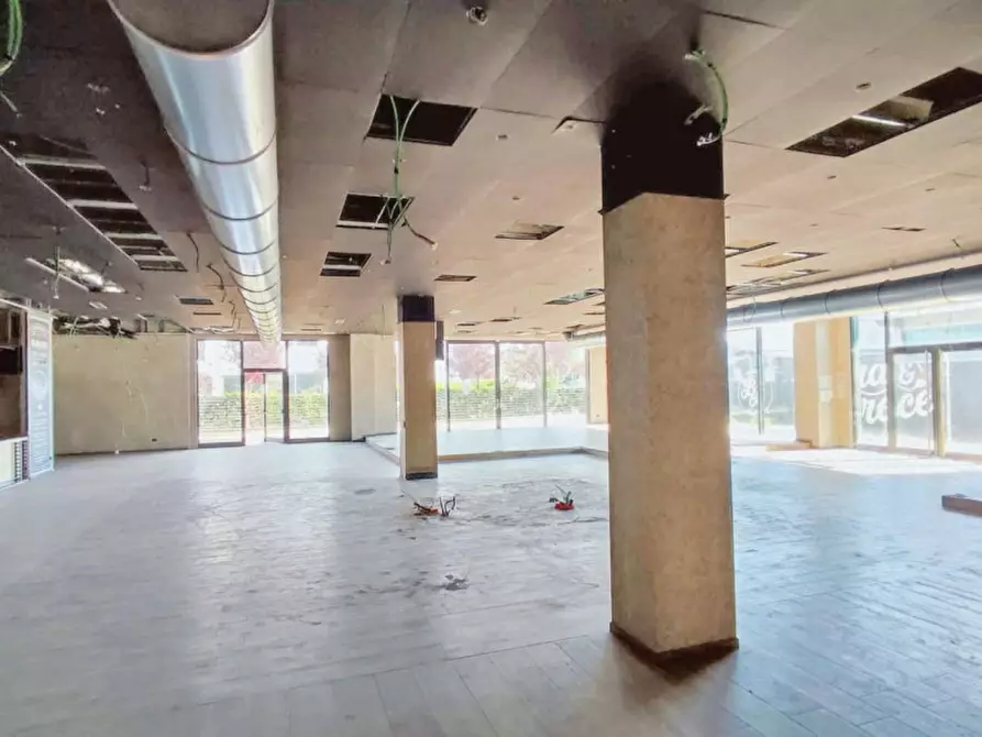 Immagine 7 di Negozio in vendita  in Via Pola, N. snc a Verano Brianza