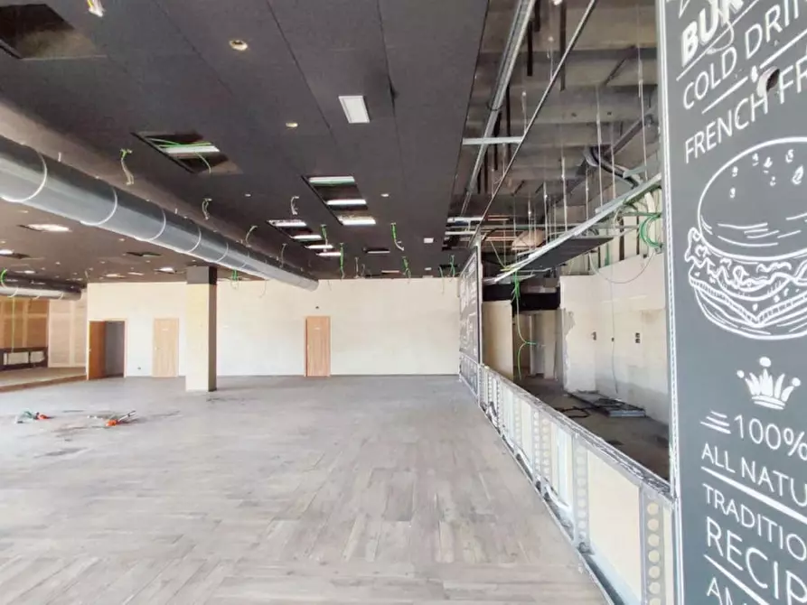 Immagine 9 di Negozio in vendita  in Via Pola, N. snc a Verano Brianza