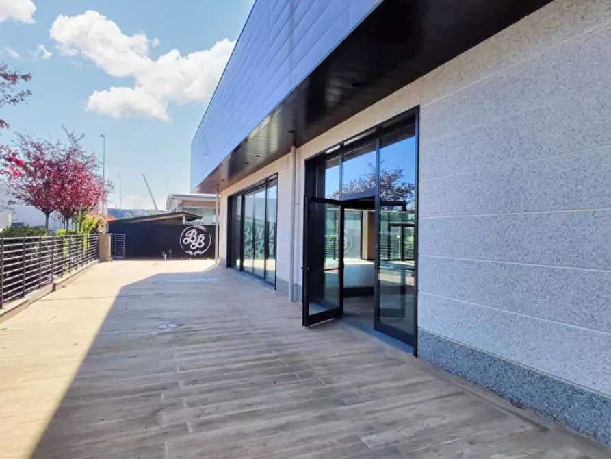 Immagine 10 di Negozio in vendita  in Via Pola, N. snc a Verano Brianza