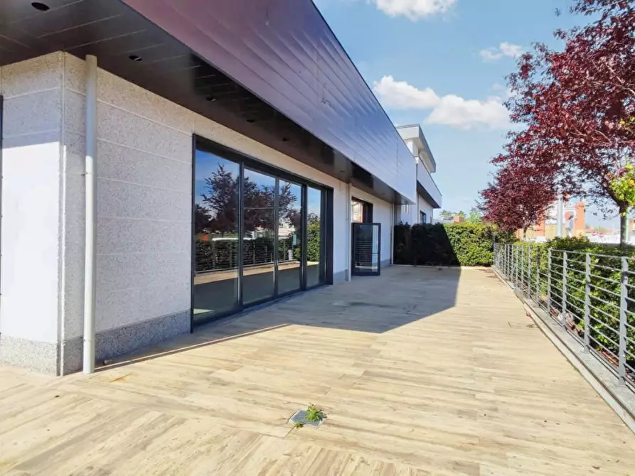 Immagine 11 di Negozio in vendita  in Via Pola, N. snc a Verano Brianza