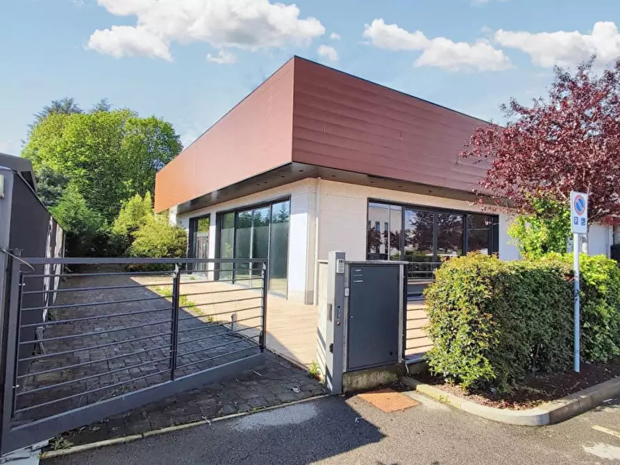 Immagine 12 di Negozio in vendita  in Via Pola, N. snc a Verano Brianza