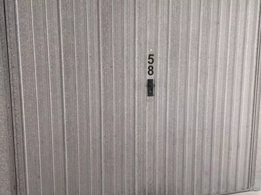 Immagine 1 di Posto auto in vendita  in Via dei Giardinetti, N. 158 a Roma