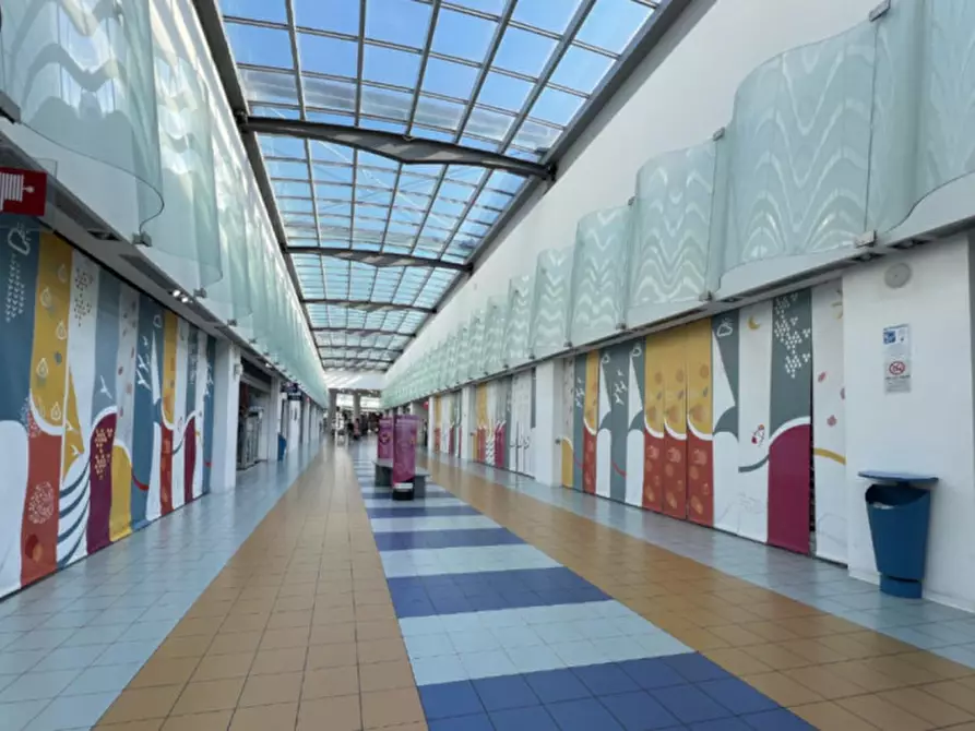 Immagine 2 di Negozio in vendita  in Via Emilia, N. 150 a Rimini