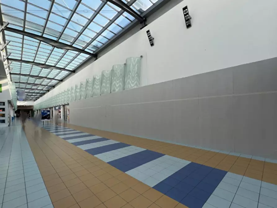 Immagine 3 di Negozio in vendita  in Via Emilia, N. 150 a Rimini