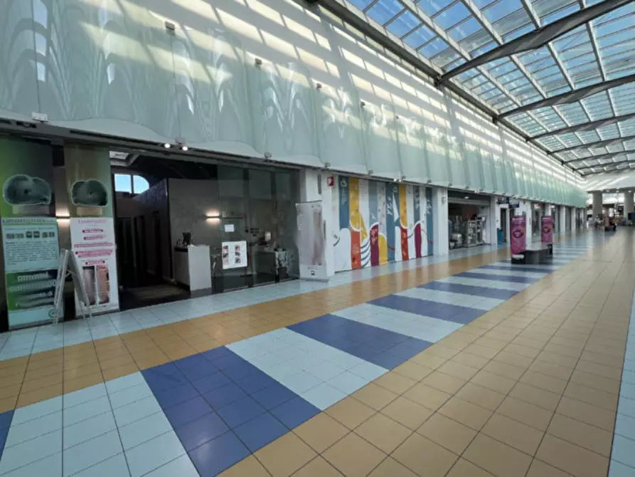 Immagine 6 di Negozio in vendita  in Via Emilia, N. 150 a Rimini