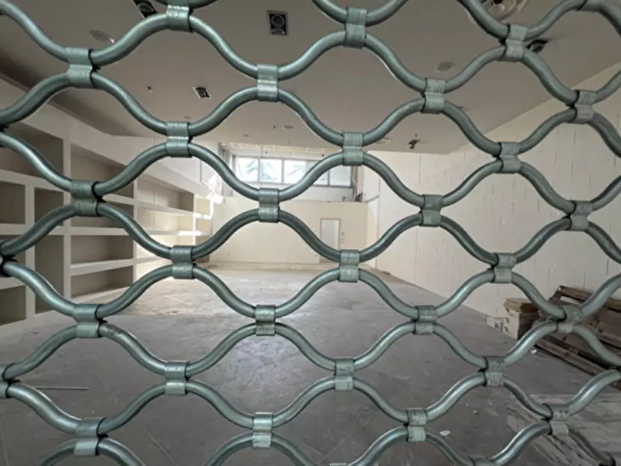 Immagine 7 di Negozio in vendita  in Via Emilia, N. 150 a Rimini