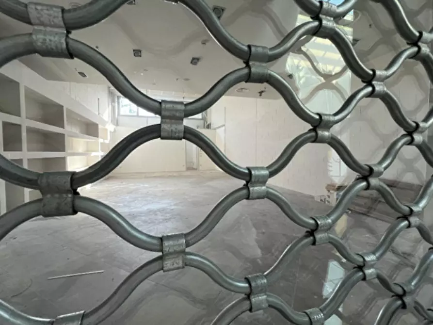 Immagine 8 di Negozio in vendita  in Via Emilia, N. 150 a Rimini