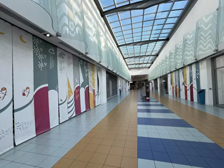 Immagine 9 di Negozio in vendita  in Via Emilia, N. 150 a Rimini