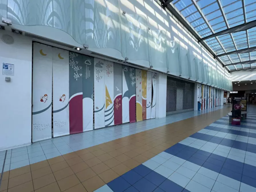 Immagine 10 di Negozio in vendita  in Via Emilia, N. 150 a Rimini