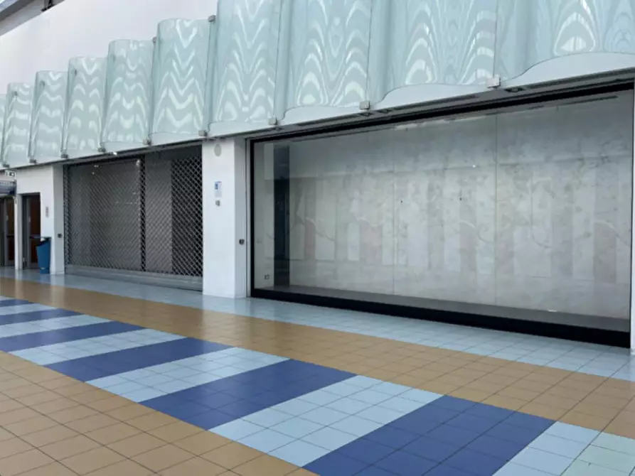 Immagine 11 di Negozio in vendita  in Via Emilia, N. 150 a Rimini