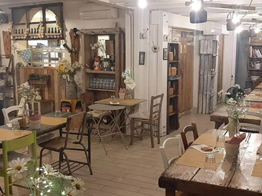 Immagine 10 di Attività commerciale in vendita  in zona centrale a Putignano