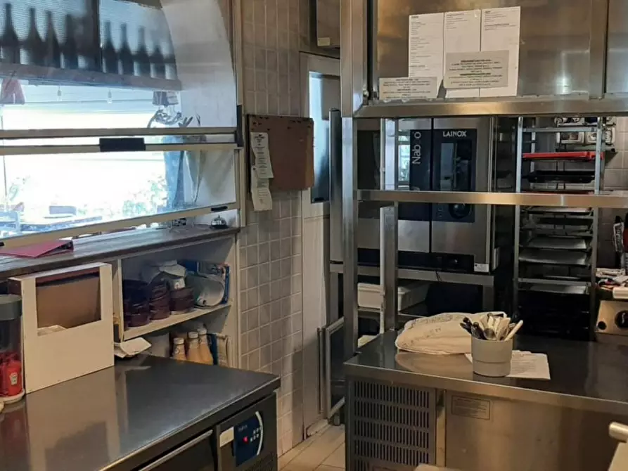 Immagine 11 di Attività commerciale in vendita  in zona centrale a Putignano