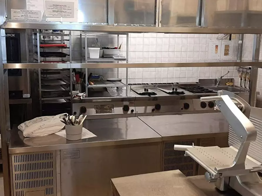 Immagine 14 di Attività commerciale in vendita  in zona centrale a Putignano