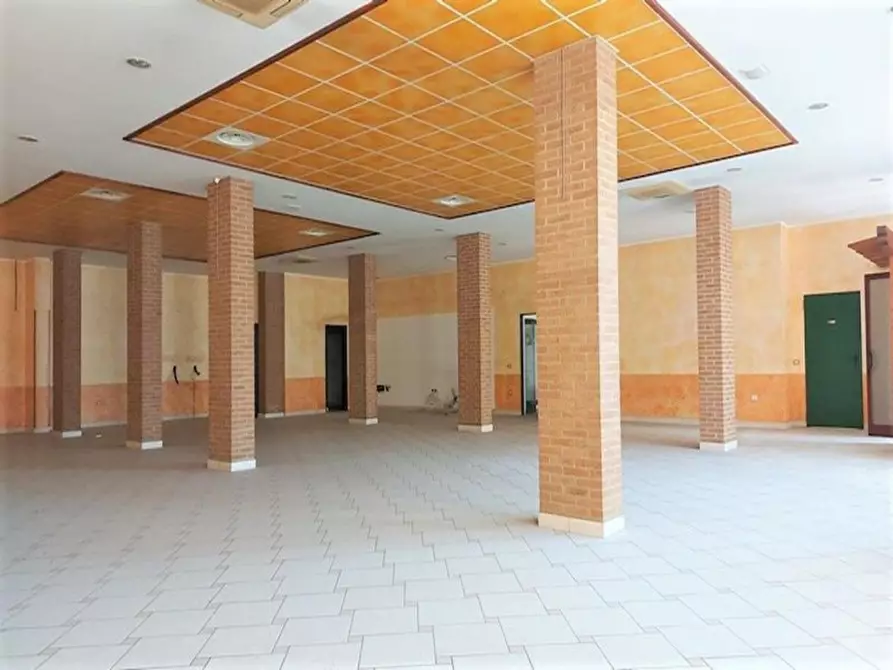 Immagine 3 di Attività commerciale in vendita  in via Roma, N. 65-67 a Montecosaro
