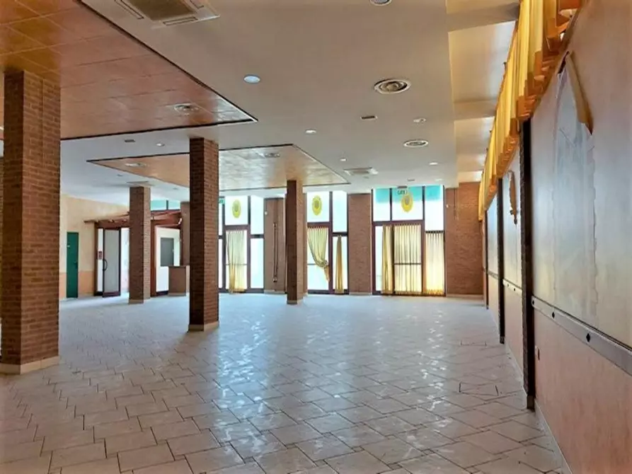 Immagine 5 di Attività commerciale in vendita  in via Roma, N. 65-67 a Montecosaro