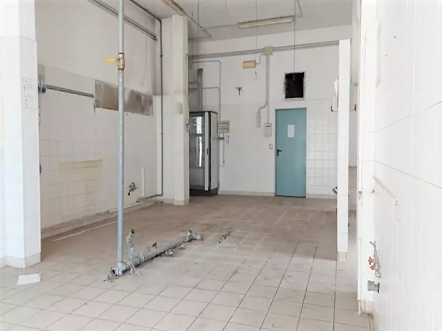 Immagine 8 di Attività commerciale in vendita  in via Roma, N. 65-67 a Montecosaro