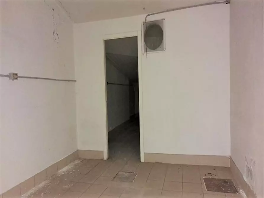 Immagine 9 di Attività commerciale in vendita  in via Roma, N. 65-67 a Montecosaro