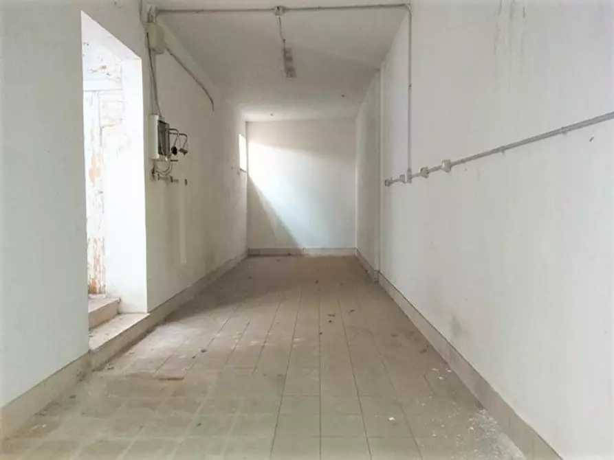 Immagine 11 di Attività commerciale in vendita  in via Roma, N. 65-67 a Montecosaro