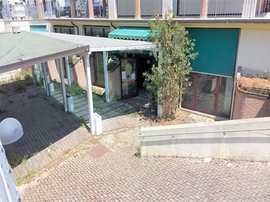 Immagine 15 di Attività commerciale in vendita  in via Roma, N. 65-67 a Montecosaro