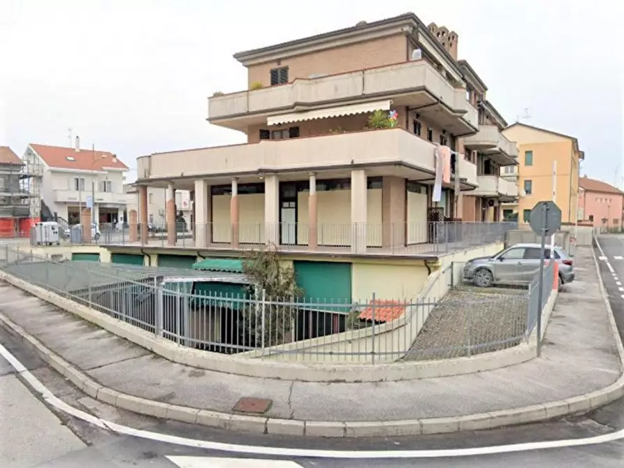 Immagine 16 di Attività commerciale in vendita  in via Roma, N. 65-67 a Montecosaro