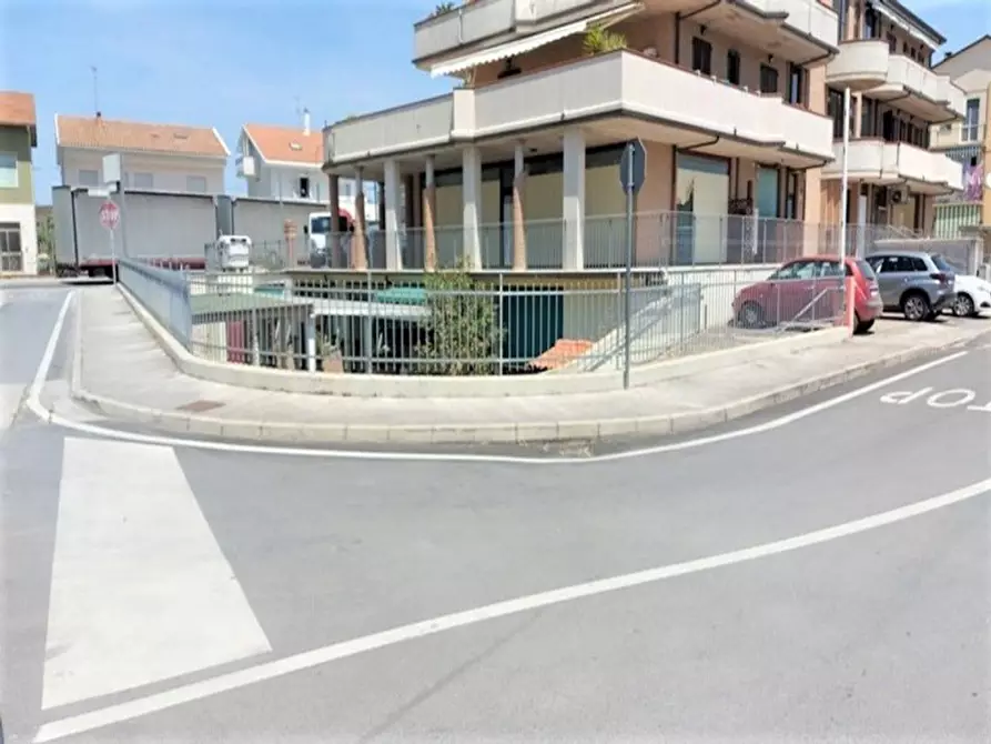 Immagine 17 di Attività commerciale in vendita  in via Roma, N. 65-67 a Montecosaro