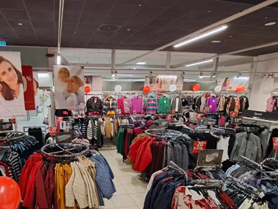 Immagine 8 di Negozio in vendita  in PIAZZA ILARIA ALPI, N. 25 a Nonantola