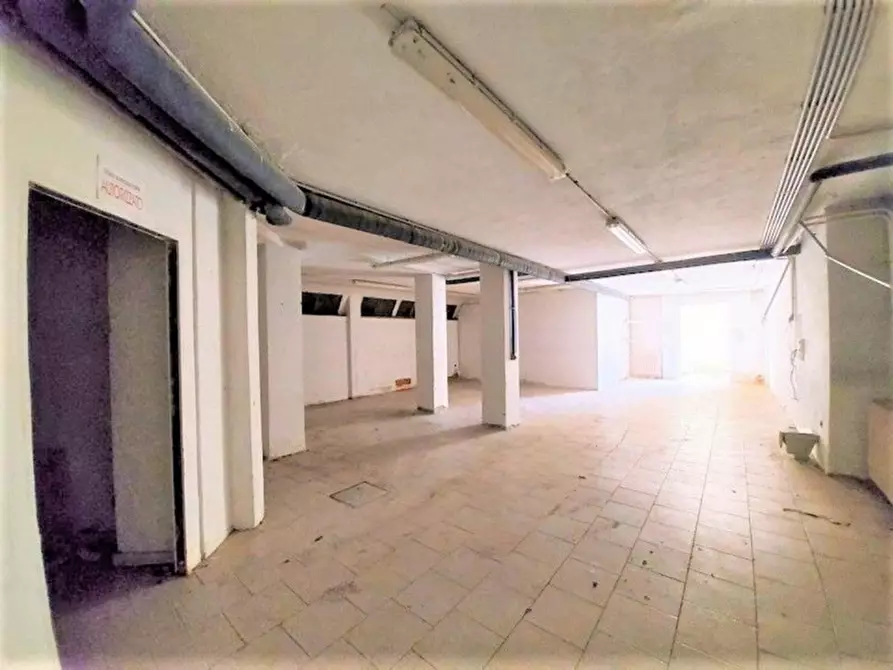 Immagine 15 di Negozio in vendita  in Via Tancredi Galimberti, N. 37 a Biella