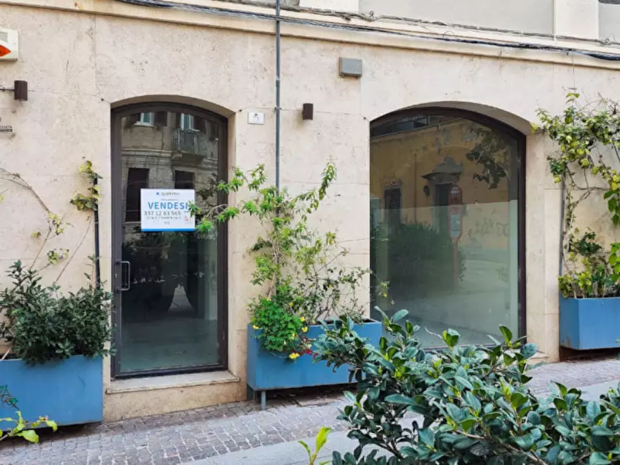 Immagine 2 di Negozio in vendita  in Via Sulis, N. 71-73 a Cagliari