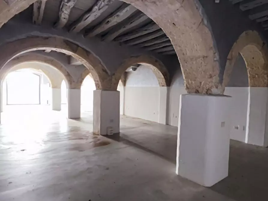 Immagine 3 di Negozio in vendita  in Via Sulis, N. 71-73 a Cagliari