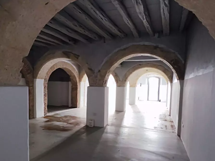 Immagine 4 di Negozio in vendita  in Via Sulis, N. 71-73 a Cagliari