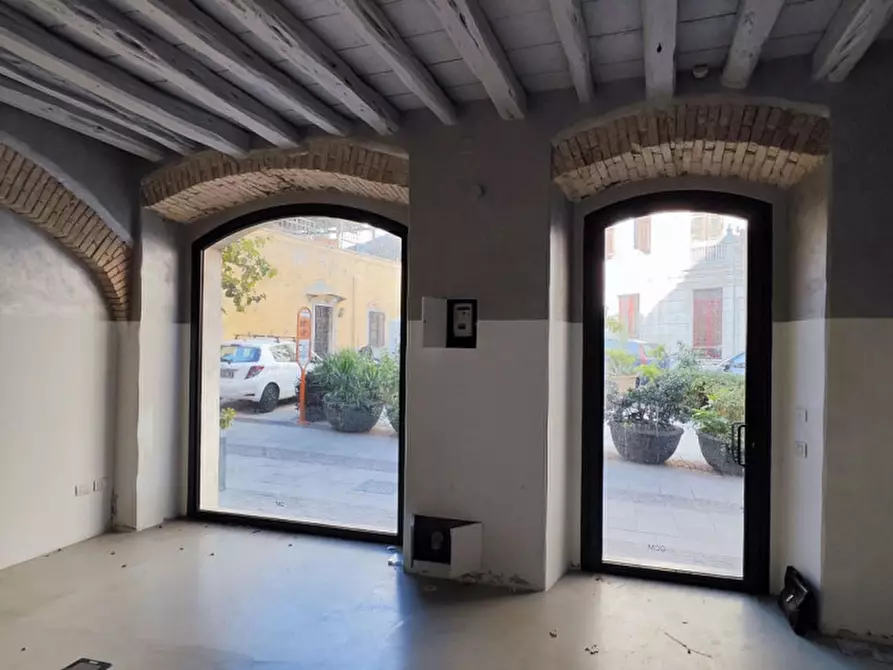 Immagine 6 di Negozio in vendita  in Via Sulis, N. 71-73 a Cagliari