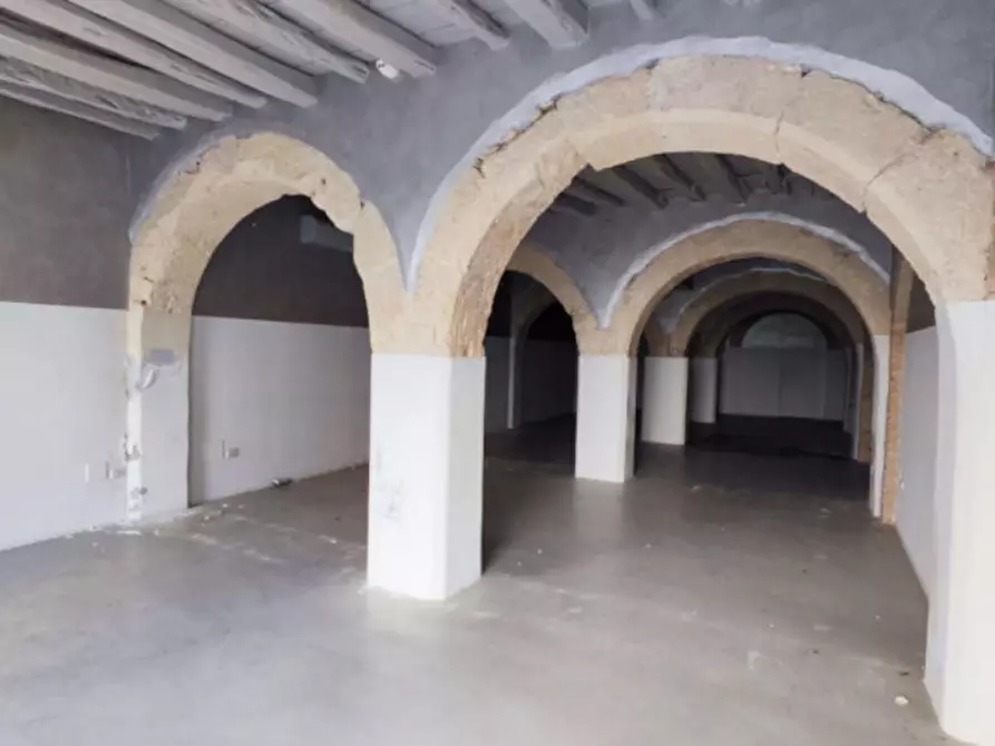 Immagine 7 di Negozio in vendita  in Via Sulis, N. 71-73 a Cagliari