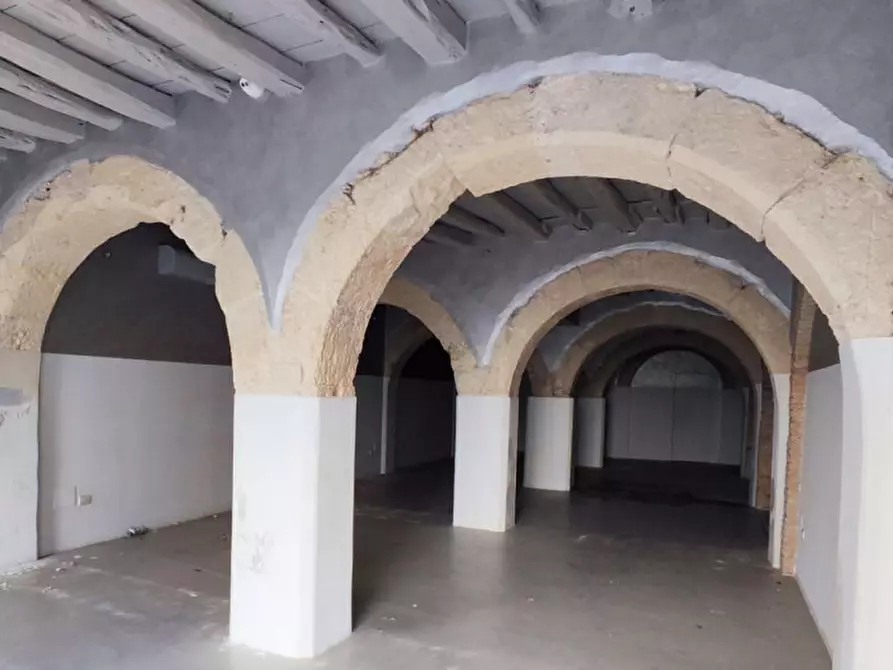 Immagine 8 di Negozio in vendita  in Via Sulis, N. 71-73 a Cagliari