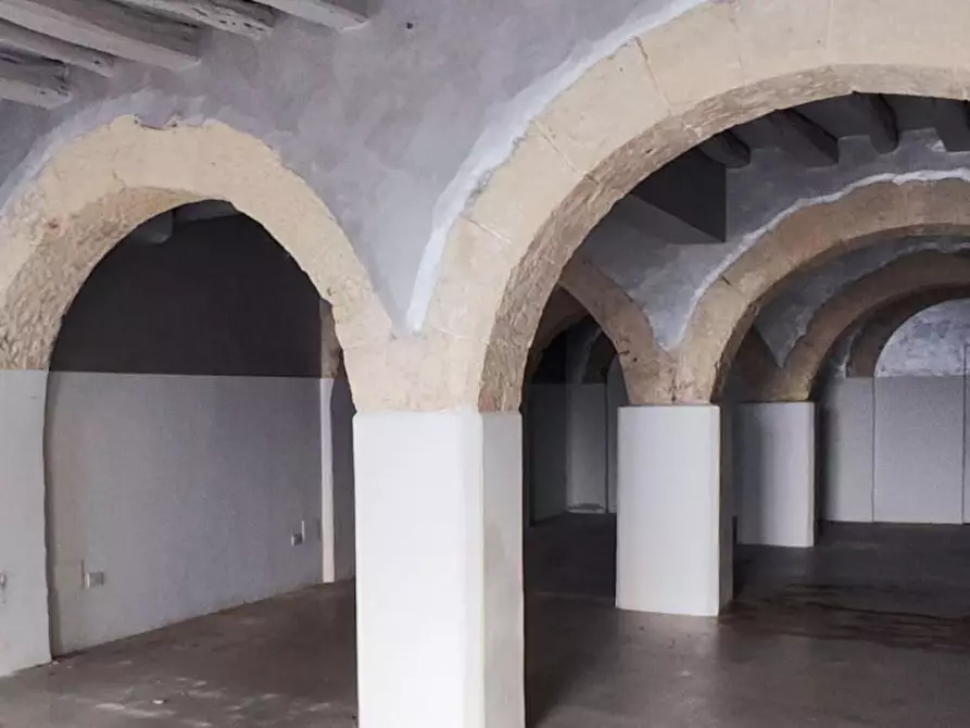 Immagine 9 di Negozio in vendita  in Via Sulis, N. 71-73 a Cagliari