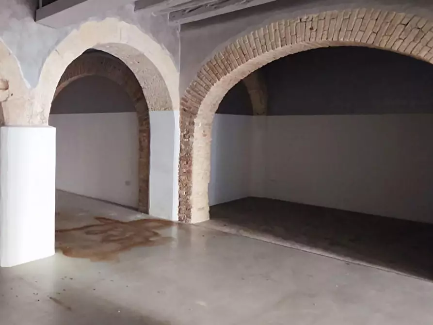 Immagine 10 di Negozio in vendita  in Via Sulis, N. 71-73 a Cagliari