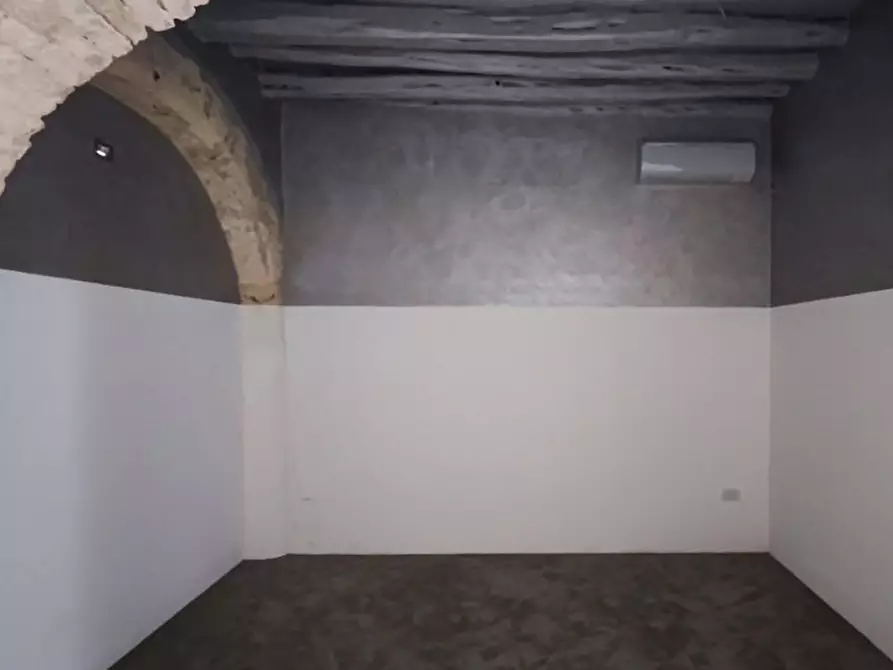 Immagine 11 di Negozio in vendita  in Via Sulis, N. 71-73 a Cagliari