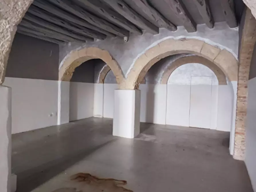 Immagine 1 di Negozio in vendita  in Via Sulis, N. 71-73 a Cagliari