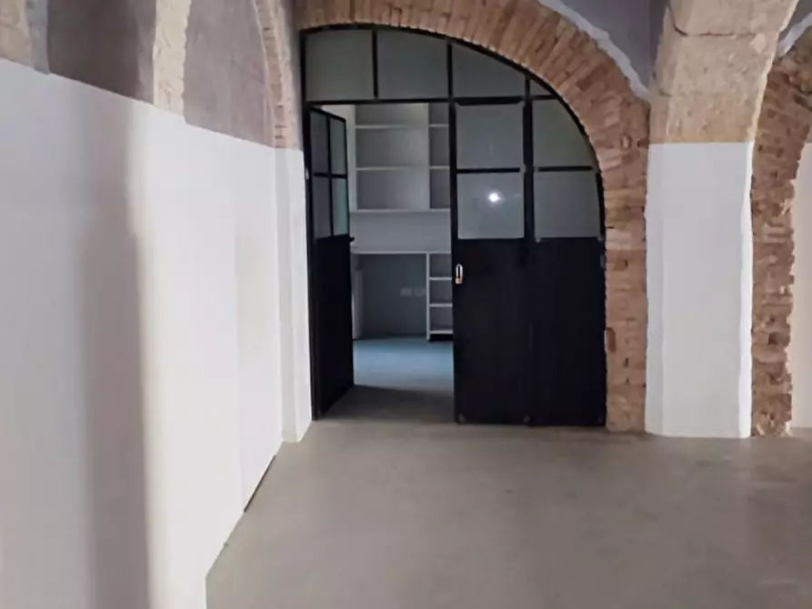 Immagine 12 di Negozio in vendita  in Via Sulis, N. 71-73 a Cagliari