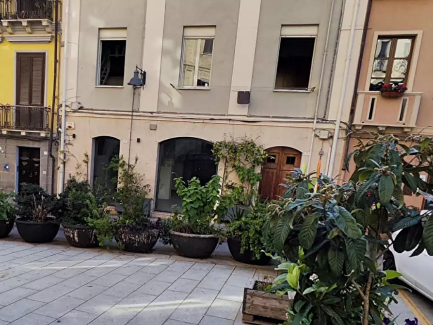 Immagine 19 di Negozio in vendita  in Via Sulis, N. 71-73 a Cagliari